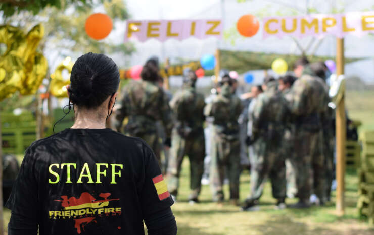 Imagen del staff en los reservados del campo de paintball friendlyfire