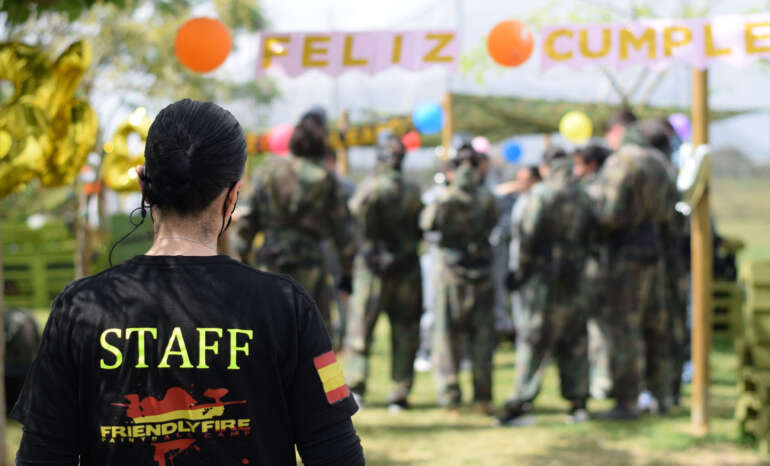 Imagen del staff en los reservados del campo de paintball friendlyfire