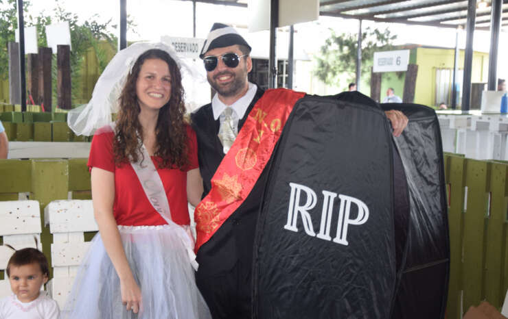 Foto de una pareja de novios en su despedida de solteros en las instalaciones de Friendlyfire Paintball