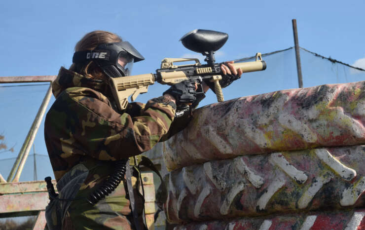Foto de jugador en una partida de paintball
