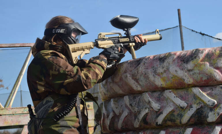 Foto de jugador en una partida de paintball
