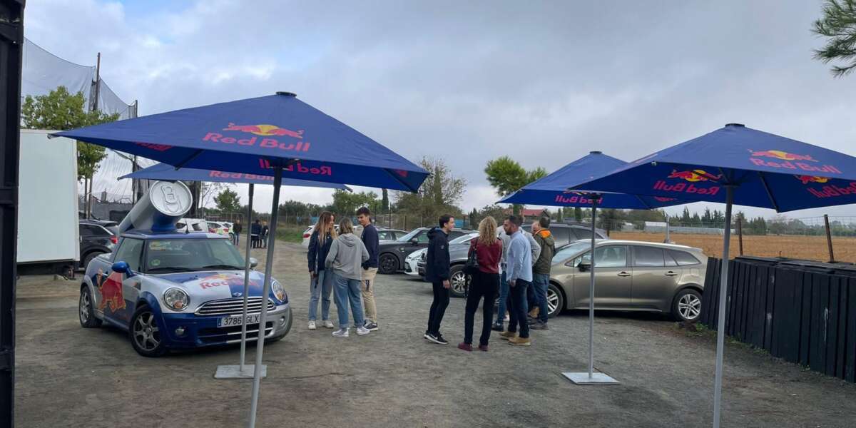 Acceso fiesta RedBull en las instalaciones de Friendlyfire Paintball en Sevilla.