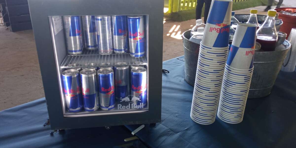 Neveras de RedBull en las instalaciones de Friendlyfire Paintball en Sevilla.